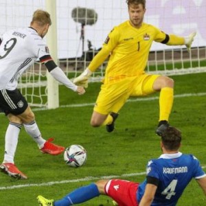 爱游戏-点赞萨内的进球与反抢，弗利克：我们之间没有问题！