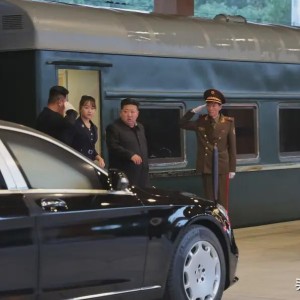 爱游戏-金正恩返回平壤，在火车月台上已经停好了迈巴赫等候